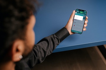 22bet app deposit hand